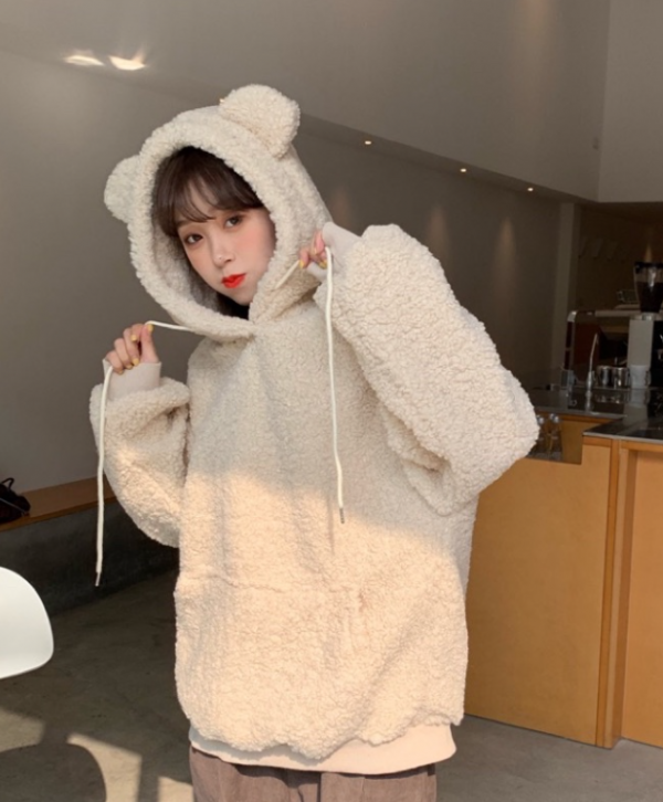 Hoodie dengan aksen hoodie berbulu atau beruang di ujungnya